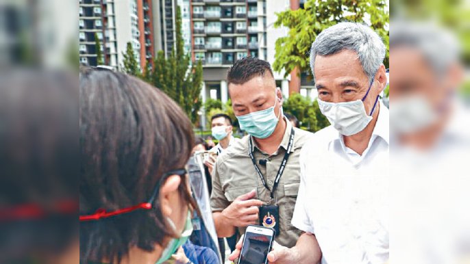■圖中為投票日的李顯龍。
