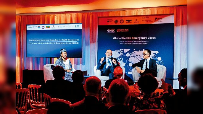 比爾及梅琳達‧蓋茨基金會全球發展項目總裁克里斯埃利亞斯博士（Dr. Christopher Elias）（中）和梁卓偉博士（右）在共同贊助的場外會議上發言。