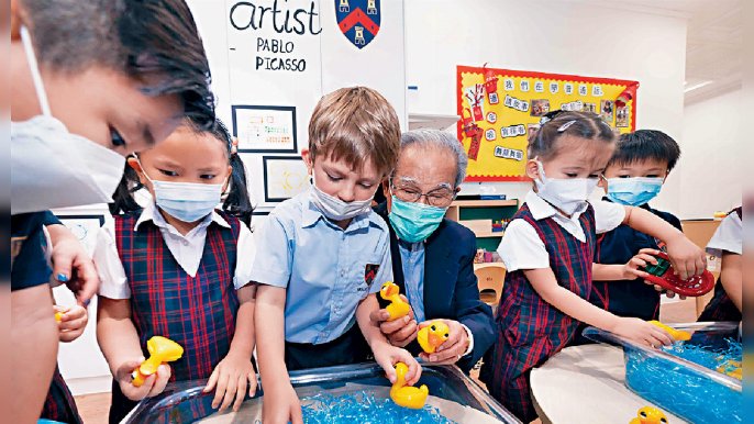 ■小黃鴨之父日前參觀凱莉山學校幼稚園部。
