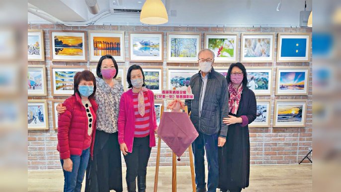 ■吳長勝（右二）協助香港乳癌基金會，舉辦「完美一刻」攝影展。
