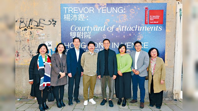 一眾嘉賓在「楊沛鏗：雙附院，香港在威尼斯」展覽現場與藝術家及策展人留影。