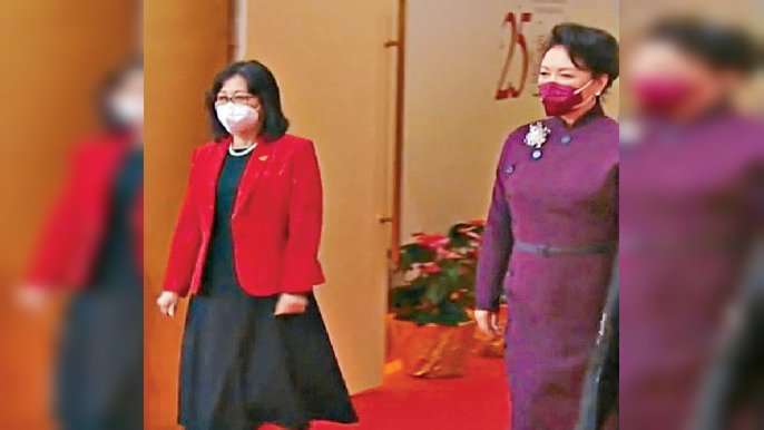 ■彭麗媛（右）身穿一襲紫色套裝，典雅高貴。林麗嬋（左）身穿鮮紅外套，吸引不少目光。