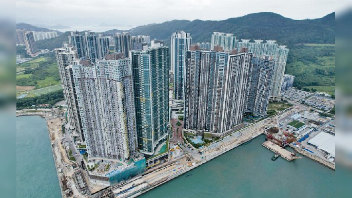 ■日出康城由數十幢大廈組成，加建基站以提供足夠的網絡覆蓋，需要業界同屋苑達成協議。
