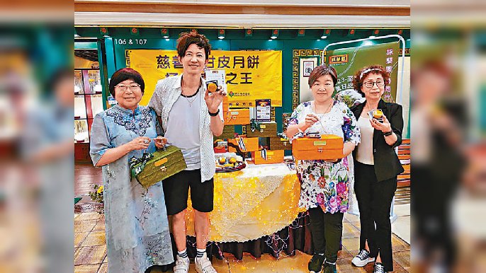 ■詠藜園推出全港首創、限量1000盒嘅「黃甘皮月餅」。
