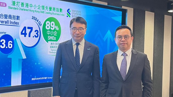 生產力局首席創新總監張梓昌（左）及渣打銀行（香港）大中華區高級經濟師劉健恆。