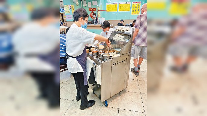 ■中央飯店的點心車，即場製作煎腸粉和蘿蔔糕。