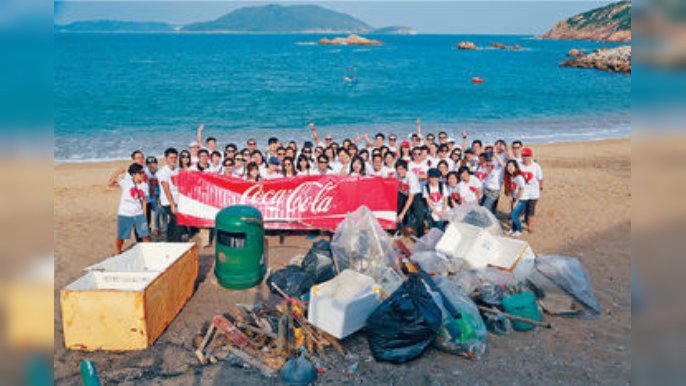 ■香港國際海岸清潔運動，可口可樂公司團體照。資料圖片