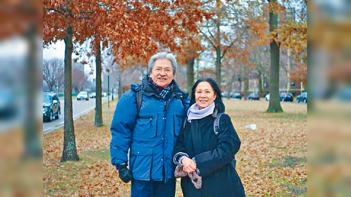 ■曾俊華四年前與太太在MIT DKE兄弟會的Deke House前合照。

