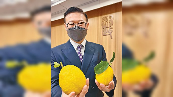 ■張國鈞手上嗰兩粒檸檬仲大過碌柚，肯定好酸。
