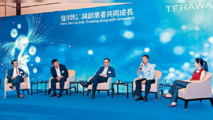 ■煤氣公司首席投資總裁陳英龍（左一）與圓桌對談嘉賓對談，分享創業心得。

