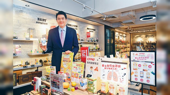 ﻿■Calvin直指：「自己每日都會進食約十粒自家品牌配方，進食健康保健品猶如幫自己的健康買保險，把『錢』傳進健康户口。」