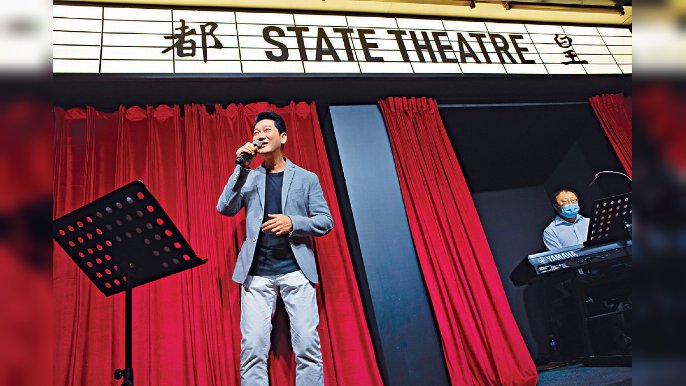 ﻿■其中一場重量級表演，由前發展局常任秘書長楊立門獻唱，前衞生防護中心總監曾浩輝鋼琴伴奏。