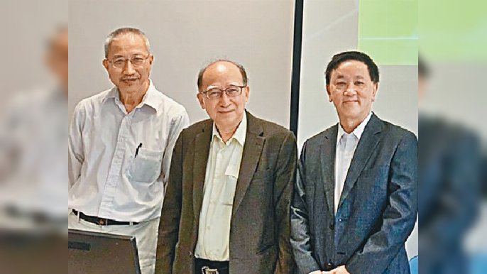 ■參與研究的明專電子計算及信息科學院研究教授蕭允治（左二）。
