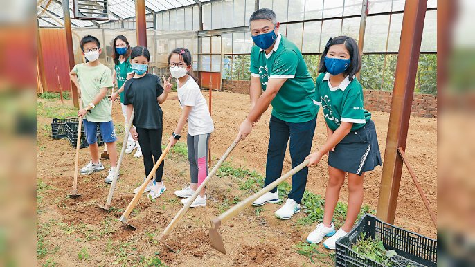 ■喺香港，恒隆地產行政總裁盧韋柏先生同超過50個義工帶領100個學生去青協有機農莊，親身參與有機耕種同環保工作坊。