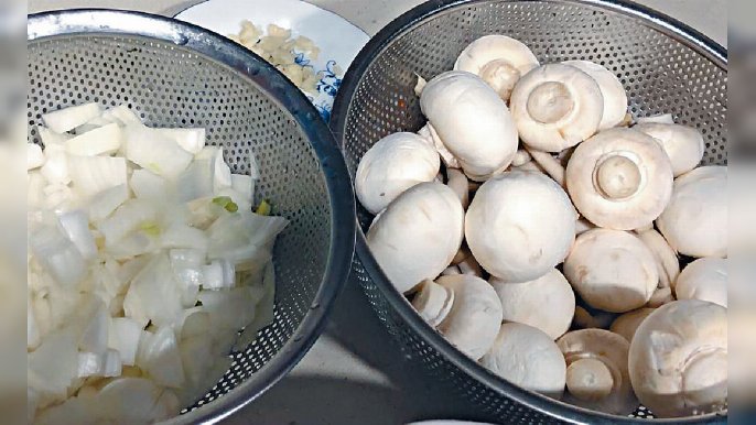 ■蘑菇湯用的白蘑菇和洋葱
