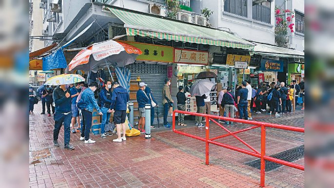 ■店外大排長龍，人龍長到轉彎。

