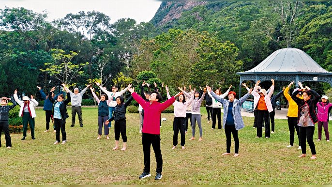 趙院長帶領學員到山頂公園練功。