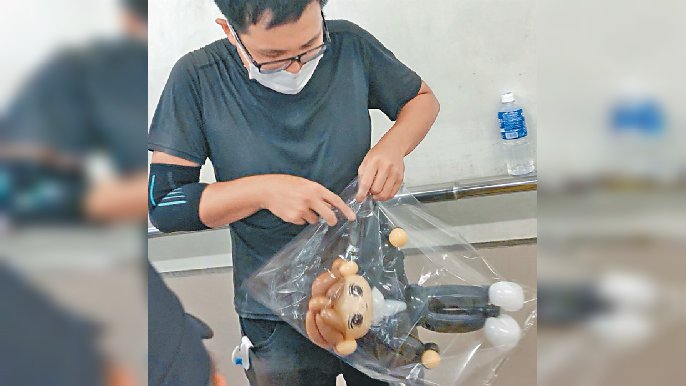 ■哥仔吹扭姜B波波公仔。
