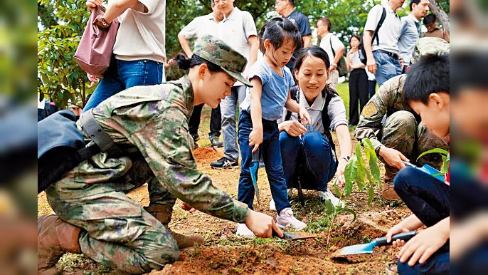 駐港部隊官兵與市民一起參與植樹。