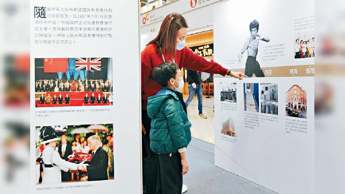■有家長帶同小孩參觀。