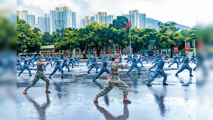 ■體驗營150名學員在駐港部隊軍營體驗軍旅生活。