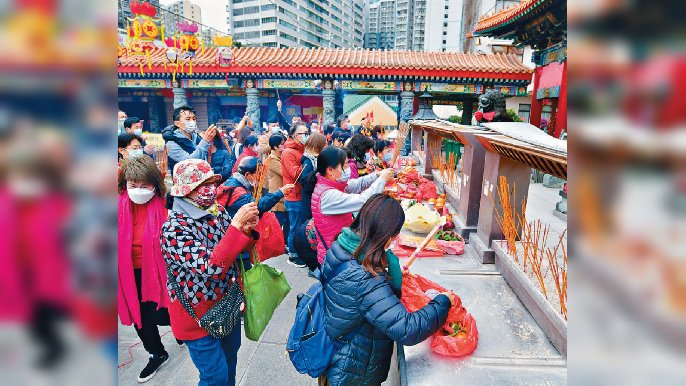 ■大批善信一早到場，排隊入內參拜祈福。

