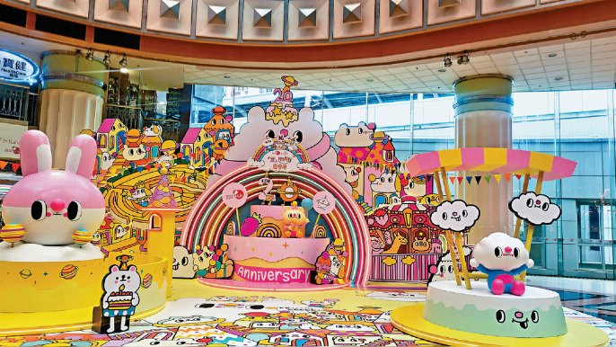 ■馬鞍山廣場彩虹蛋糕「置」Happy小鎮是一個給蛋糕包圍的甜品控天堂，場內設有4米高的雙層粉紅色20周年生日蛋糕。
