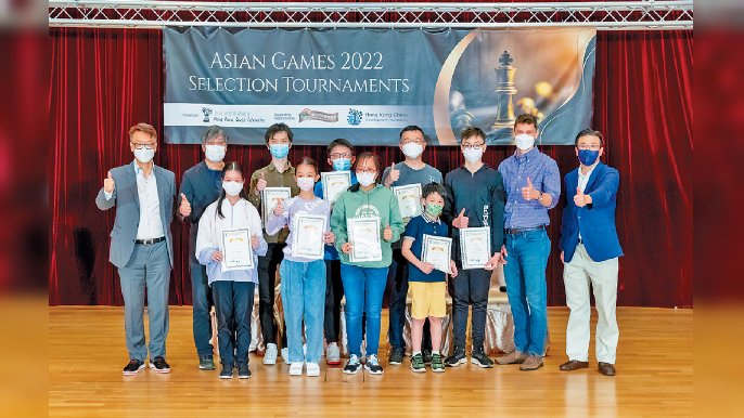 ■香港國際象棋總會代表與出線選手合照。趙子安（圖）喺選手中年紀最細。
