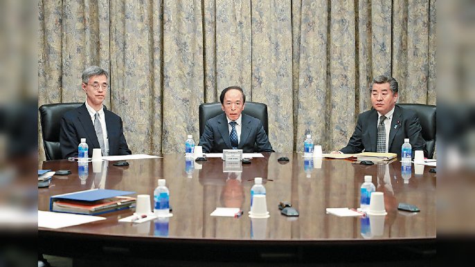 ■日央行總裁植田和男(中)上周五主持該行貨幣政策會議。
