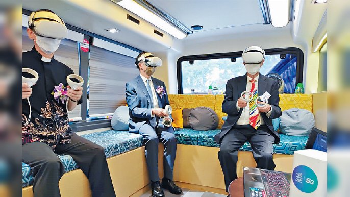 ■在5G寬頻幫助下，於巴士車廂可以VR/AR技術為學生提供生命教育。
