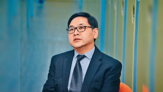 ﻿■早前本港有迷你倉出事，劉達康表示特別注重防火設施及安全，找來合資格承建商規劃。
