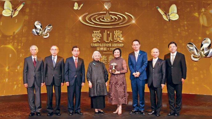 ▲香港主會場內基金會主席王茂林（左）與梁愛詩合照。