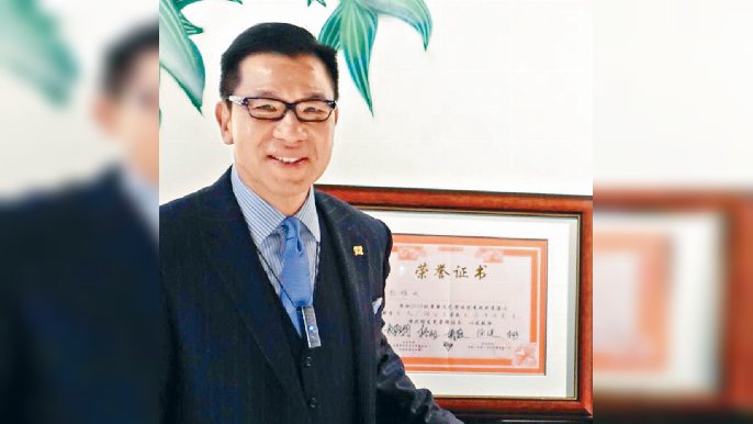 ﻿■楊偉誠表示，每逢流感高峰期，會習慣隨身佩戴一個迷你空氣清新機（紅圈示）。