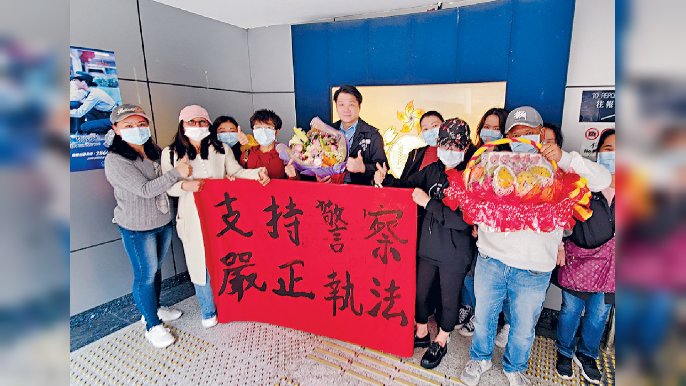 ■一批市民昨日拉起橫額，去到秀茂坪警署，向警員送上水果、鮮花和心意卡。
