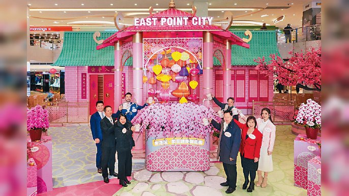 ■一眾嘉賓出席東港城第十八屆新春花展會「百龍賀歲」，主持揭幕儀式。