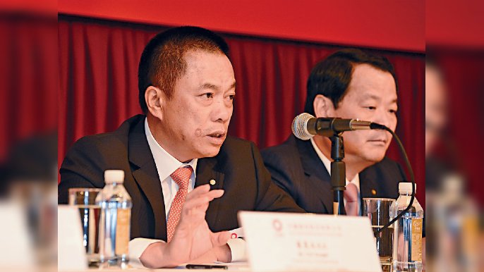 ■中國建材股份董事長曹江林(左)。
