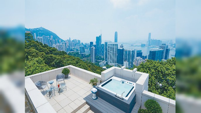 ■大宅位於港島之巔的山頂道，俯瞰璀璨維港景致。
