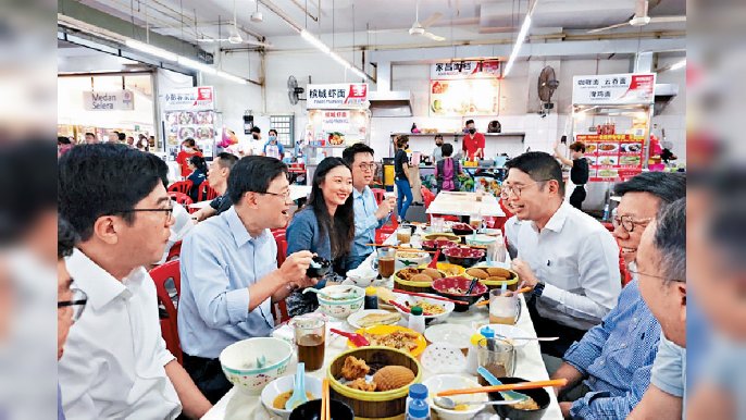 ■李家超約咗幾位香港駐雅加達經貿辦嘅同事，到一個市集餐廳，品嚐地道馬來西亞早餐。