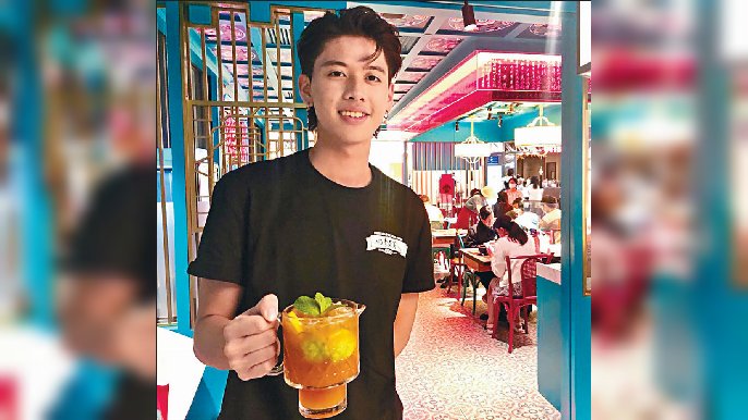 ■「阿健」個樣有啲似韓星，喺沙田一間食店負責沖特飲。
