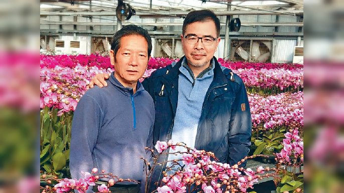 ■大棧老細Sam哥（右）拔刀相助，幫老友楊小龍代賣蘭花。  
