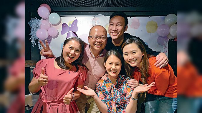 ■蔡少綿早前離開香港迪士尼樂園，與樂園歷任代言人開心合照留念。  
