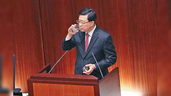 「超」有續航力
■李家超發表首份《施政報告》，共有一百五十個段落，要用兩小時四十五分鐘先讀完，各政策解釋得清清楚楚。不過，話時話，讀咁長時間，都幾辛苦，李家超期間飲過四次水，以增加續航力。