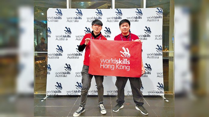 VTC遊戲及動畫高級文憑畢業生張浩賢（左）是「2024年里昂世界技能大賽」的「3D遊戲技藝」項目香港代表，他早前曾與項目專家（右）到澳洲參與「2024 Global Skills Challenge」。