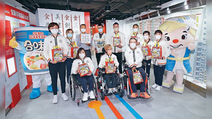 ﻿■日清食品執行董事、董事長兼首席執行官安藤清隆向香港殘疾人奧委會暨傷殘人士體育協會代表同一眾運動員送紀念品。