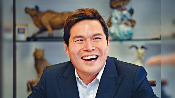 ﻿■余偉傑稱，接手家族生意初期處處碰釘。