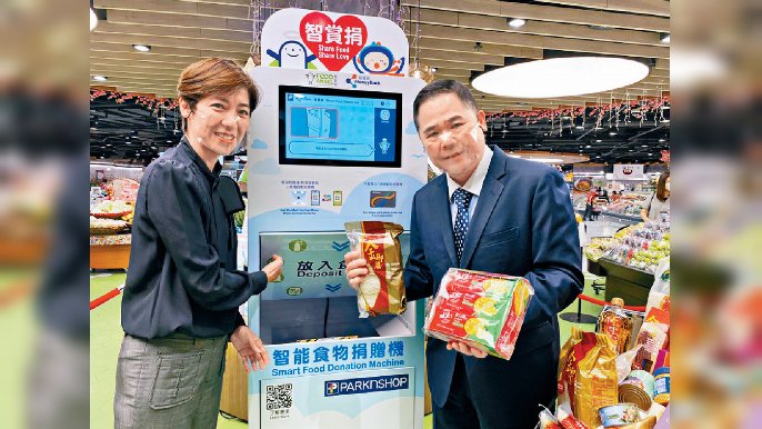 ■百佳超市董事總經理任良安先生（右）與惜食堂創辦人董愛麗女士。
