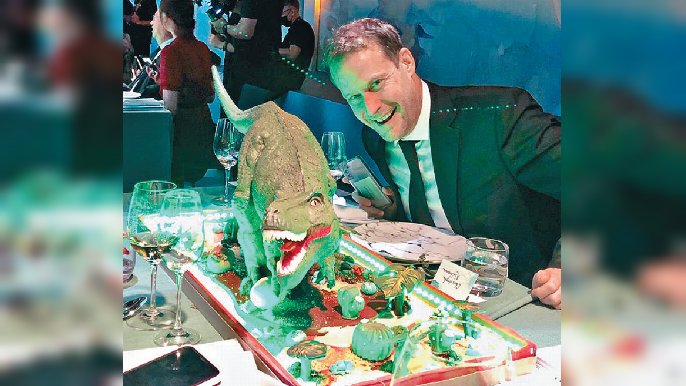 ■德國恐龍專家Chris跟恐龍甜品來張合照
