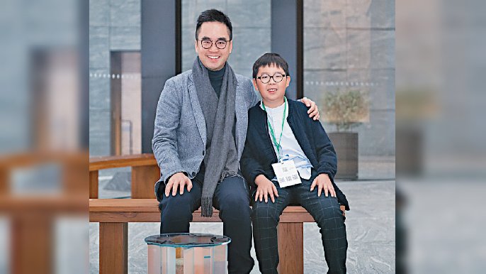 ■新世界發展執行副主席兼總經理鄭志剛（左）和環保小鬥士劉衍一。
