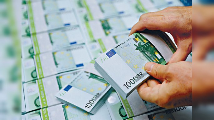 ■烏俄戰事不斷升級，歐洲資金流走，歐羅兌美元曾觸及十八個月低位，低見1.0882。