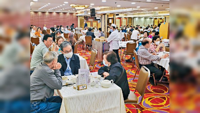 ■市民今起可用半價購買現金券，喺選定嘅食肆用膳時使用。資料圖片
